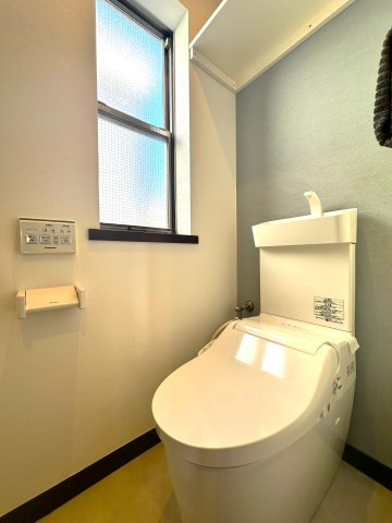 旭化成ホームズ施工　鉄骨造　北区豊島3丁目　リフォーム戸建のトイレ|最新設備を備えたトイレは、快適性とスタイリッシュさを兼ね備えた空間。清潔感のある美しい内装とすっきりとしたデザインが、暮らしに心地よさをプラス。清潔・快適・美しさが調和した、上質なトイレ空間です。