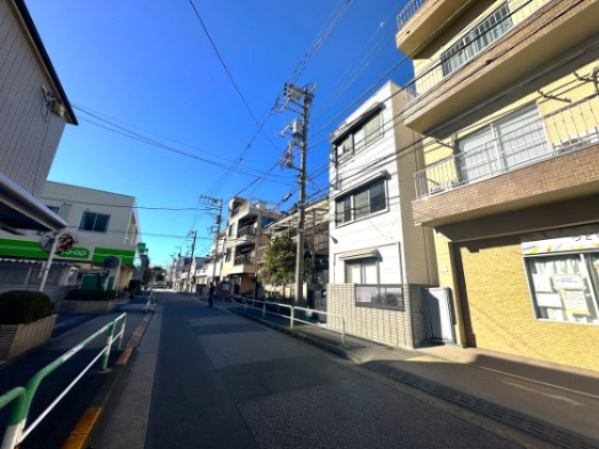 旭化成ホームズ施工　鉄骨造　北区豊島3丁目　リフォーム戸建の前面道路含む現地写真|洗練されたフォルムと落ち着いた色調が、街並みにやさしく溶け込む佇まい。帰るたびに、心がふっと和らぐ外観です。