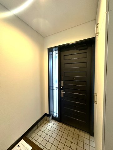 旭化成ホームズ施工　鉄骨造　北区豊島3丁目　リフォーム戸建の玄関|落ち着いたデザインと広々とした空間が調和する玄関は、住まう人を温かく迎え入れます。毎日の出発と帰宅を心地よく包み込み、日常に上質なひとときをもたらしてくれる場所です。