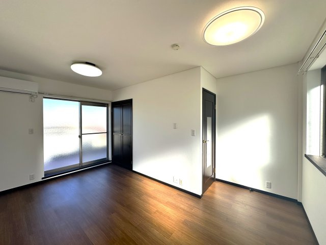 旭化成ホームズ施工　鉄骨造　北区豊島3丁目　リフォーム戸建の洋室|明るさと落ち着きを兼ね備えた洋室。大きな窓から差し込む自然光が、心をやさしく満たしてくれる穏やかなプライベート空間です。