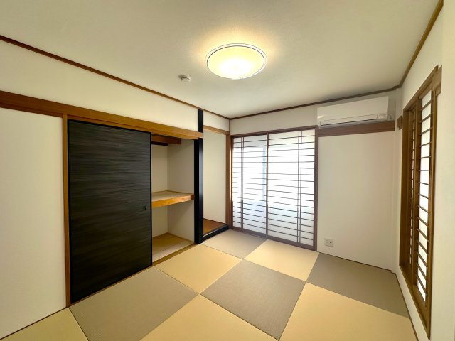 旭化成ホームズ施工　鉄骨造　北区豊島3丁目　リフォーム戸建の和室|窓からやわらかく差し込む光と、伝統的な和のしつらえが調和するこの和室は、四季折々の美しさを感じさせてくれます。日々の疲れを癒し、リラックスしたい時には自然と足が向かう、心安らぐ特別な空間です。