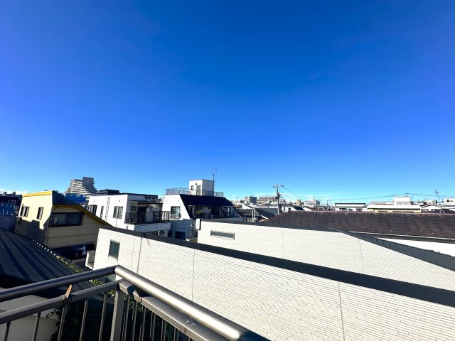 旭化成ホームズ施工　鉄骨造　北区豊島3丁目　リフォーム戸建の展望|窓越しに広がる風景が、毎日の暮らしにやすらぎと彩りを優しく添えてくれます。