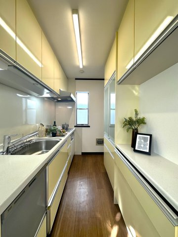 旭化成ホームズ施工　鉄骨造　北区豊島3丁目　リフォーム戸建のキッチン|毎日の料理が楽しくなる、機能的でスタイリッシュなキッチン。収納も豊富で、すっきりとした空間を保ちながら、家族との会話が自然と生まれる心地よい場所です。