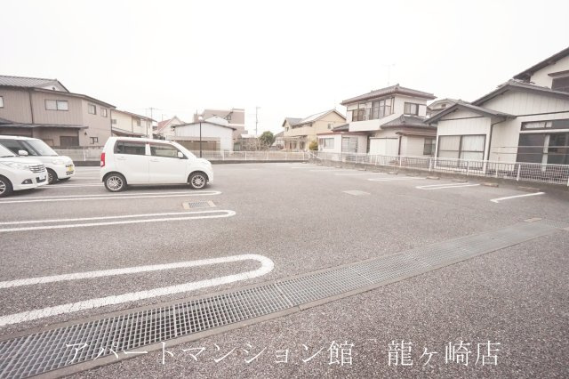 グリシーヌ・パレⅡC棟の駐車場