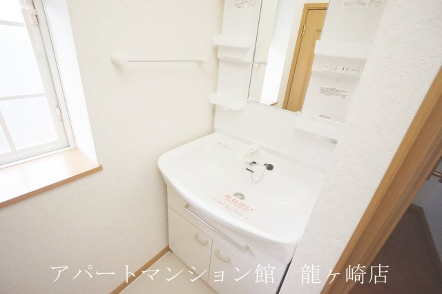 グリシーヌ・パレⅡC棟の独立洗面台