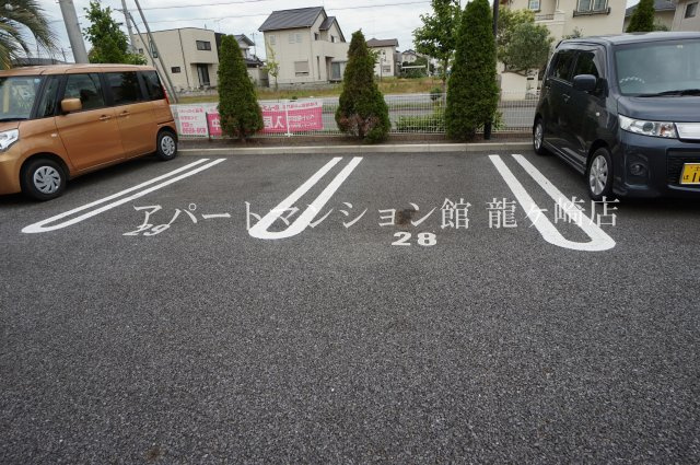 レジデンスヒルズノースコートの駐車場