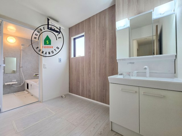 熊本市中央区帯山5丁目第1₋2棟(1号棟)の内観：施工例|ゆとりの洗面スペースで朝の身支度もスムーズに。暮らしを快適に変えるシャワー付洗面台です！