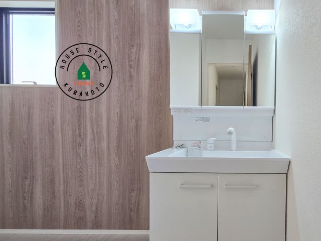 熊本市中央区帯山5丁目第1₋2棟(1号棟)の内観：施工例|毎日使うものだから清潔な空間を保ちたい水回り。洗面にはそんな願いを解消させてくれる収納アイデアが満載です。三面鏡の裏側にはキャビネットが現れ小物から背の高い物まで収納できます。