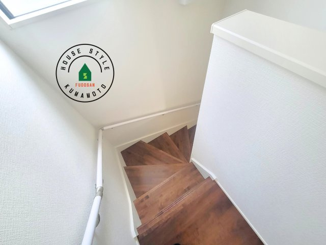 熊本市中央区帯山5丁目第1₋2棟(1号棟)の内観：施工例|＜手すり付階段＞手すりがないと階段の昇り降りで危険なことはもちろん、壁に手をつきながら歩くことで壁紙が汚れやすくなります。すべての方に快適に昇り降りしていただくため、手すりを設置しました。