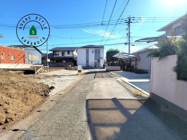 熊本市中央区帯山5丁目第1₋2棟(1号棟)の前面道路含む現地写真|前面道路は閑静な住宅地をはしる車通りの少ない道路。お車の出し入れが苦手なママや小さなお子様にも安心ですね。しっかり舗装もされているので、ベビーカーや自転車で通っても快適に通行できます。