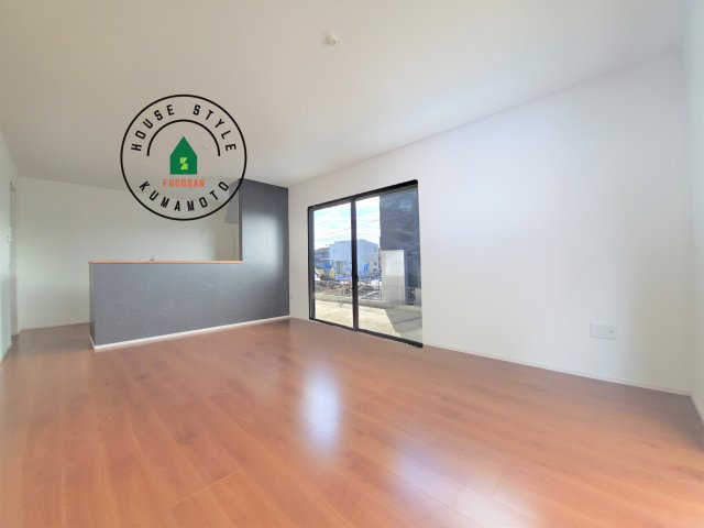 熊本市中央区帯山5丁目第1₋2棟(1号棟)の内観：施工例|ご家族を近くに感じられる対面キッチンのLDK。会話もはずみそうですね。