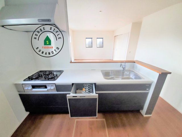 熊本市中央区帯山5丁目第1₋2棟(1号棟)の内観：施工例|ダイニングテーブルへの配膳がラクラク、お料理はかどるカウンター付きシステムキッチン！