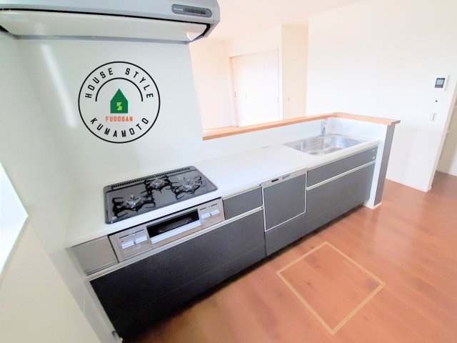 熊本市中央区帯山5丁目第1₋2棟(1号棟)の内観：施工例|明るいキッチン作業スペースを多くとりました。ご夫婦でキッチンに立っても調理がしやすい広さです。食器類もすっきりと片付く収納は魅力的です。