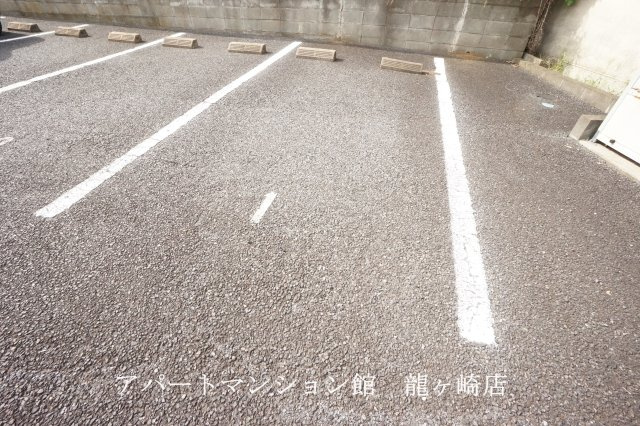 ドレミメゾンBの駐車場