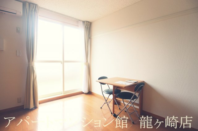 レオパレス山久の居間・リビング