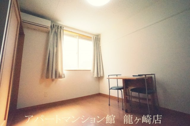 レオパレスコテナン阿見Bの居間・リビング