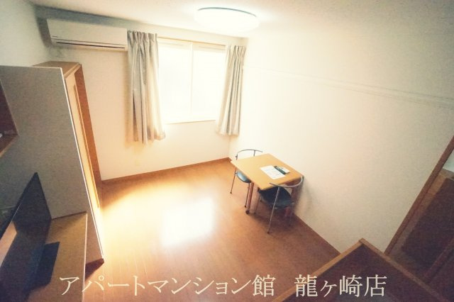 レオパレスコテナン阿見Bの居間・リビング