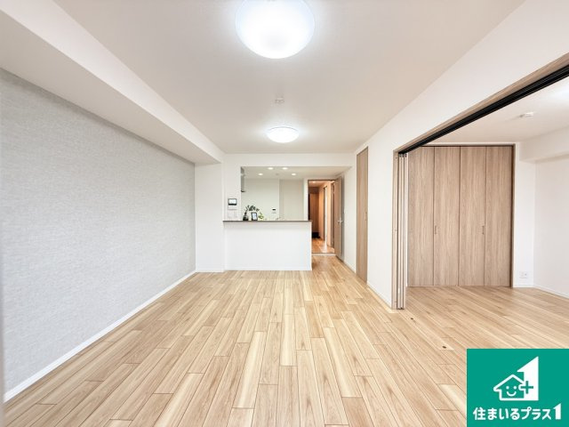 ベル・アーバニティ北花田の居間・リビング|シンプルなリビングは、ソファーを置いたり、観葉植物を置いたり、家具の配置やインテリアで住む人のこだわりを活かすゆとりある空間にしてください♪