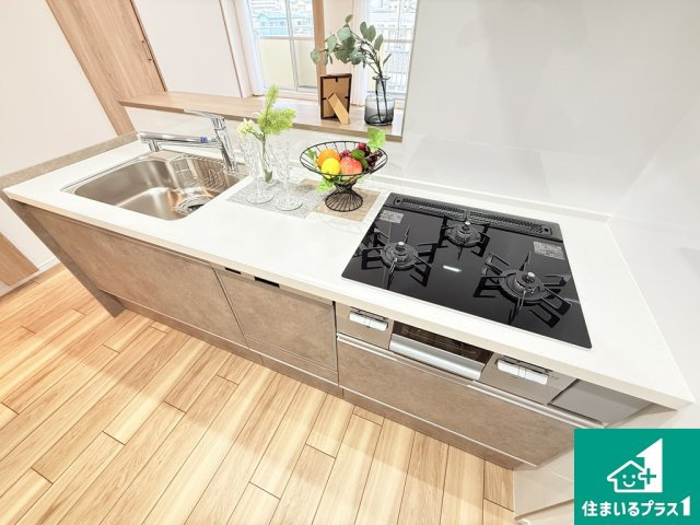 ベル・アーバニティ北花田のキッチン|収納豊富！浄水器付きキッチン！お子さまの様子を見ながらお料理を楽しむことができますね。家族のコミュニケーションが増え会話もはずみそう！