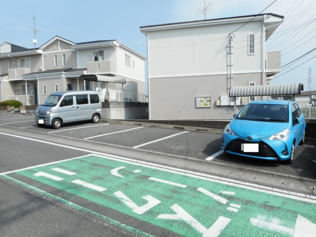 メゾン・コリーヌⅡの駐車場