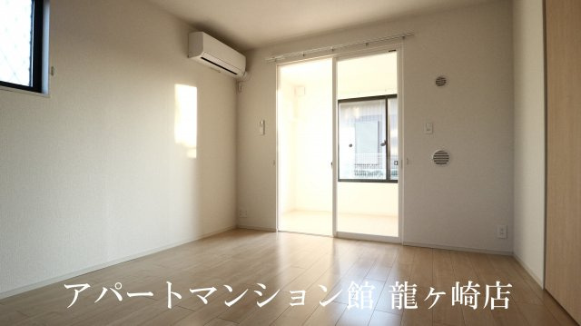 ヴィラ・エレガントαの居間・リビング