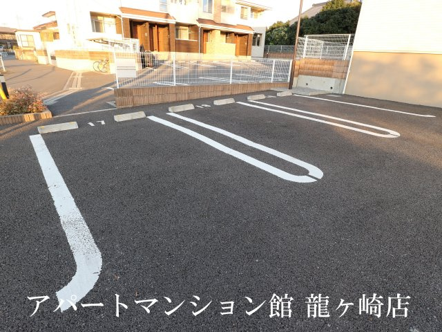 ヴィラ・エレガントαの駐車場