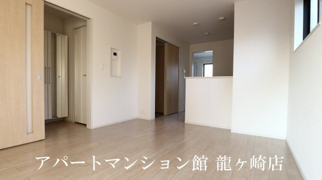 ヴィラ・エレガントαの居間・リビング