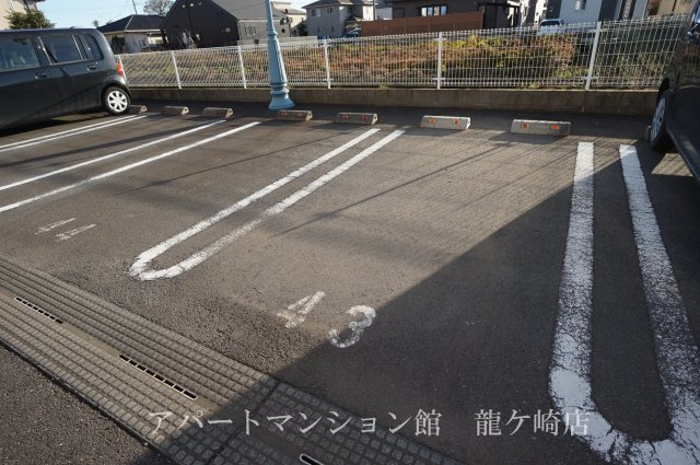 サンフローラDの駐車場