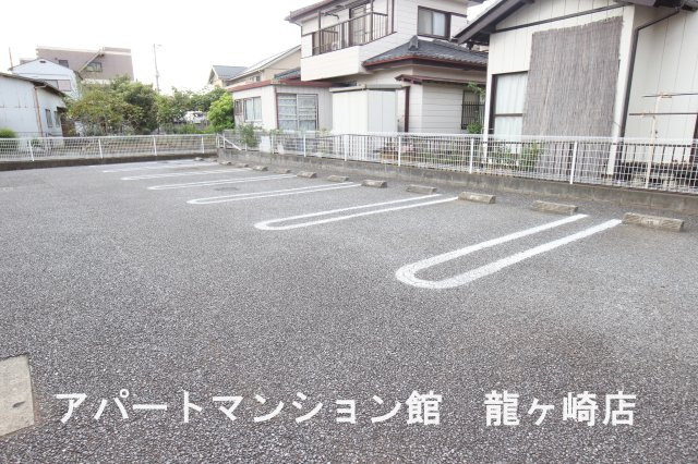 グリシーヌ・パレⅡCの駐車場