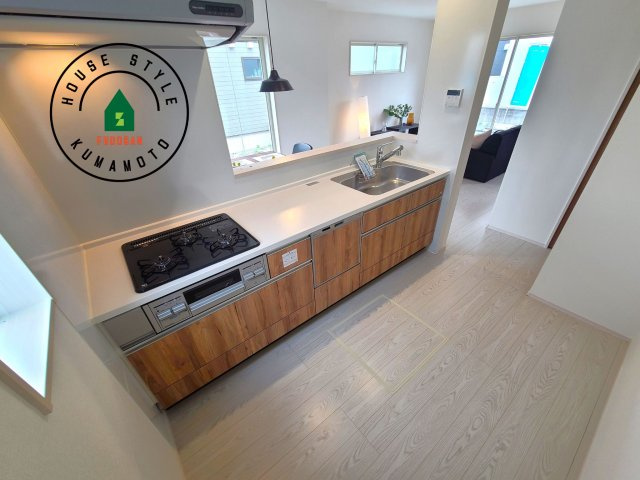 熊本市中央区帯山5丁目第1₋2棟(2号棟)の内観：施工例|ご家族を近くに感じられる対面キッチンのLDK。会話もはずみそうですね。