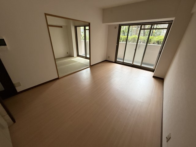 フロウスリーブ西村1番館の居間・リビング