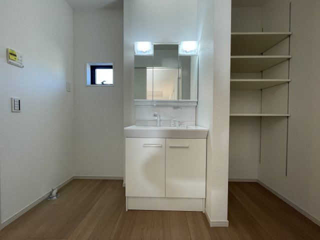 【独立洗面台】 | 【新築分譲住宅　～ LIGARE　リガーレ～　】　山形市江南三丁目1期　全2棟 | ミラーを手前に引けば、楽な姿勢で髭剃りやメイクができます。合わせ鏡にすればヘアスタイルのチェックもラクラク。洗面化粧台のミラー裏にはたっぷり入る収納スペースを設けています(*´▽｀*)
