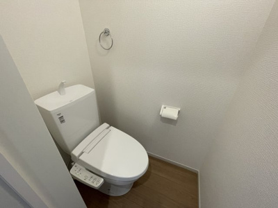 【トイレ】 | 【新築分譲住宅　～ LIGARE　リガーレ～　】　山形市江南三丁目1期　全2棟 | ウォシュレット機能付きシャワートイレは、ツイントルネード洗浄なので、少ない水でもしっかりと前方の返し部分から後方部までしっかり洗浄！