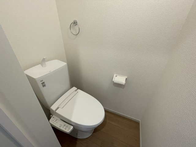 【トイレ】 | 【新築分譲住宅　～ LIGARE　リガーレ～　】　山形市江南三丁目1期　全2棟 | ウォシュレット機能付きシャワートイレは、ツイントルネード洗浄なので、少ない水でもしっかりと前方の返し部分から後方部までしっかり洗浄！