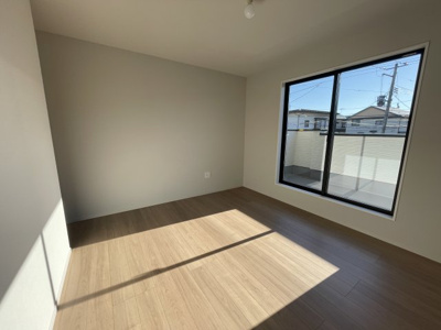 【洋室】 | 【新築分譲住宅　～ LIGARE　リガーレ～　】　山形市江南三丁目1期　全2棟 | バルコニーと繋がるお部屋ですのでお布団などの大きな洗濯物もそのまま干してフカフカに♪屋根付きなので突然の雨でも安心です！