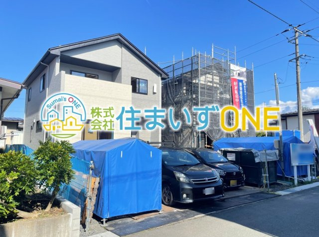 【外観】 | 【新築分譲住宅　～ LIGARE　リガーレ～　】　山形市江南三丁目1期　全2棟 | 【全体外観】堂々たる趣ながら、主張し過ぎずどこか余裕を感じさせるシャープなフォルムで佇む邸宅は、晴天の空と照らし合わせる事で、本来あるべき完成形の姿を見せてくれます。