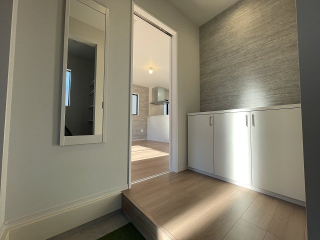 【玄関】 | 【新築分譲住宅　～ LIGARE　リガーレ～　】　山形市江南三丁目1期　全2棟 | 玄関はおうちの顔と言われます。玄関アプローチは、外観デザインの印象を左右します。ご家族の個性を出しながら、素敵な玄関でお客様をお迎えしてください。
