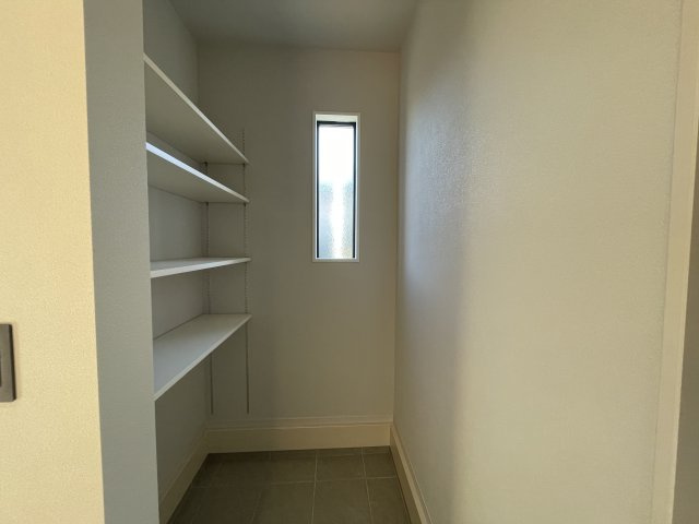 【玄関】 | 【新築分譲住宅　～ LIGARE　リガーレ～　】　山形市江南三丁目1期　全2棟 | 靴をたくさんお持ちの方にもオススメ♪大容量のシューズクロークです。