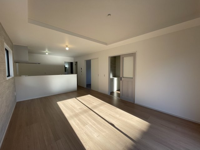 【居間・リビング】 | 【新築分譲住宅　～ LIGARE　リガーレ～　】　山形市江南三丁目1期　全2棟 | 光が溢れ、風も溢れ、居心地のよい住空間、自然体で過ごせる住空間にリビングを。それは住むというシンプルなカタチをどこまでも追求してきた結果です。新築の厳かな居住性を身体全体で感じられます。