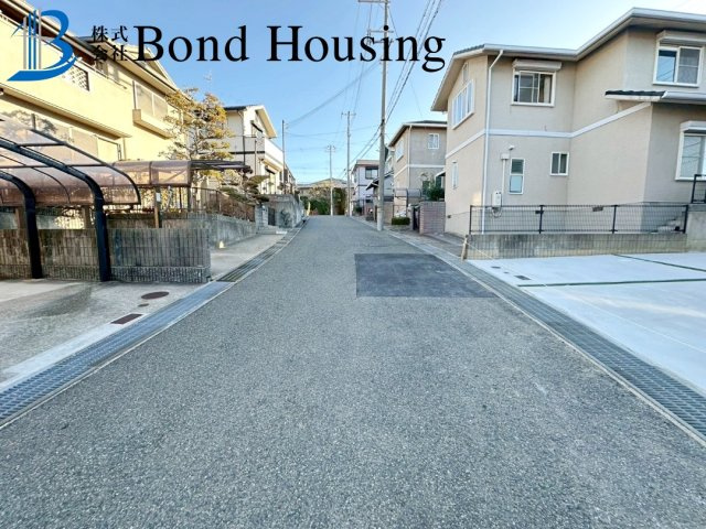 南北の両面道路につき開放的　桃山台2丁目９番　新築戸建の前面道路含む現地写真