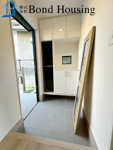 南北の両面道路につき開放的　桃山台2丁目９番　新築戸建の玄関