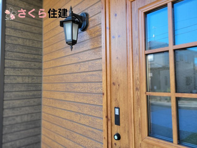 ハートフルタウン　中一の沢町1丁目157番　Ａ号棟のその他|同社施工物件の写真です。明るい洗面スペースで朝の身支度も快適に♪３面鏡の裏にはたっぷりと収納スペースを標準装備！											
