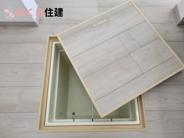 ハートフルタウン　中一の沢町1丁目157番　Ｂ号棟のその他|同社施工物件の写真です。明るい洗面スペースで朝の身支度も快適に♪３面鏡の裏にはたっぷりと収納スペースを標準装備！											
