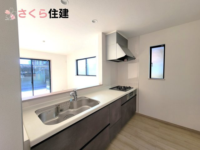 ハートフルタウン　中一の沢町1丁目157番　Ｂ号棟のキッチン|対面式システムキッチン。家族とコミュニケーションをとりながら家事ができます♪
