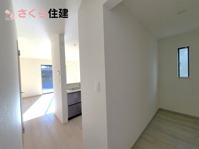 ハートフルタウン　中一の沢町1丁目157番　Ｂ号棟のキッチン|キッチンの後ろには大容量のパントリーで、食材や日用品のストックなどたっぷり収納可能です◎
