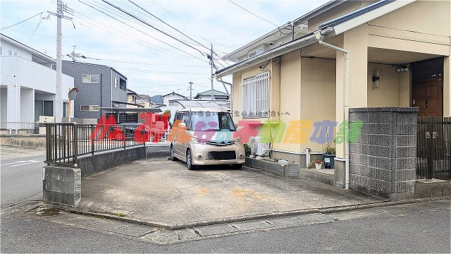 久留米市上津町の中古一戸建の駐車場
