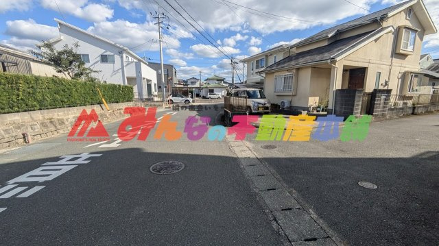 久留米市上津町の中古一戸建の前面道路含む現地写真