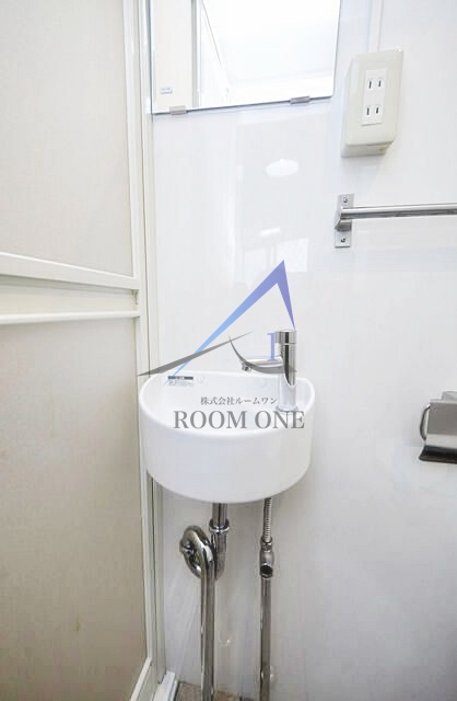 三軒茶屋マンションの洗面所|独立洗面台です。