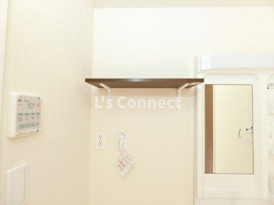 【設備】 | ｆａｍｉｌｉｅ（ファミリエ） | 洗濯機置き場の上にも棚があります。