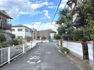 【前面道路含む現地写真】 | 高槻市津之江北町　建築条件無し売土地 | 北西側道路幅員：約5.1m